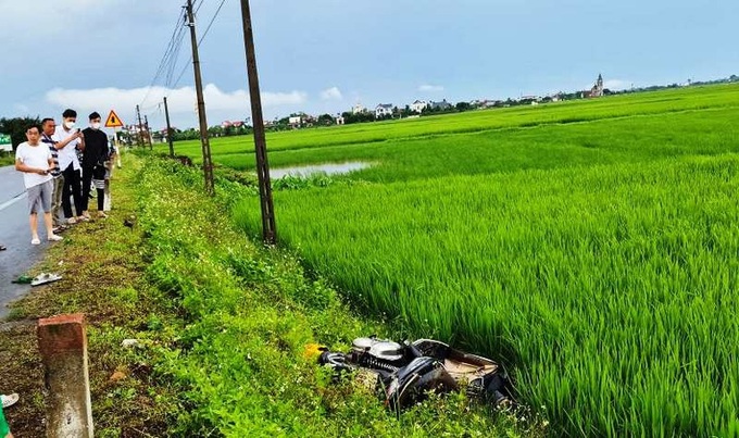 Three people killed in lightning strike - 1