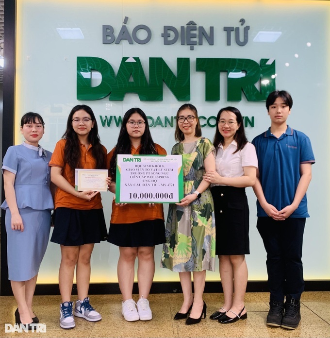 Hanoi students paintings raise funds for bridge project in remote area - 1