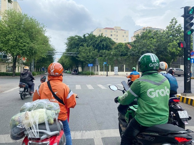 Delivery fees surge in HCM City - 1