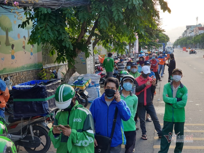HCM City medical stations overrun by Covid-19 tests for shippers - 3
