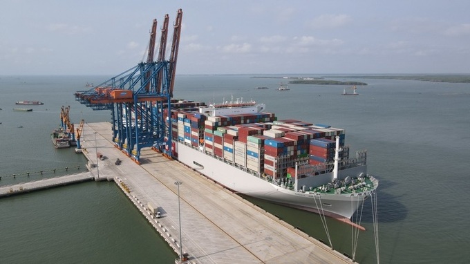 World's largest container ship OOCL Spain docks at Cai Mep - Thi Vai port - 1 World's largest container ship OOCL Spain docks at Cai Mep - Thi Vai port - 1