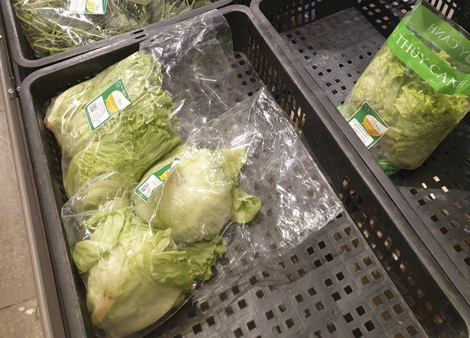 Supermarket shelves empty as people avoid going out - 3