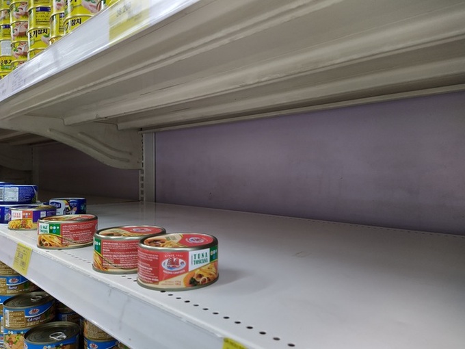 Supermarket shelves empty as people avoid going out - 4