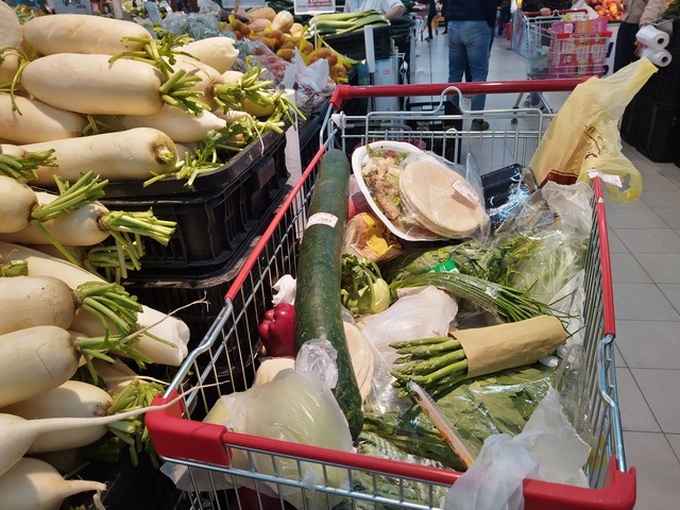 Supermarket shelves empty as people avoid going out - 1