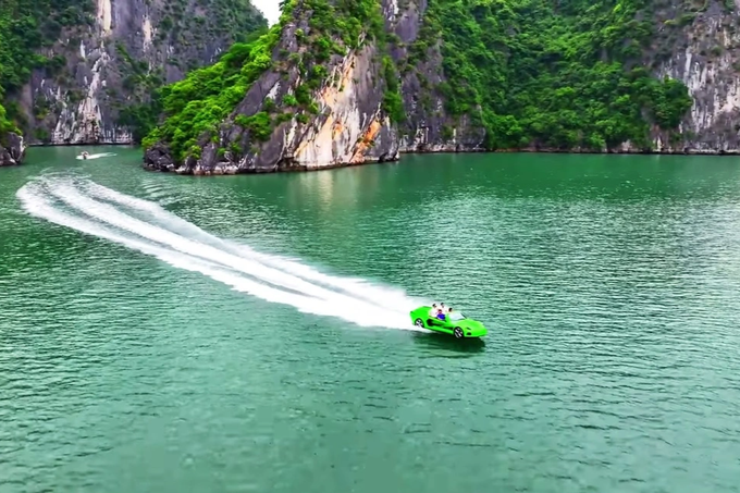 Ha Long Bay crackdown on unlicensed ‘supercar’ motorboat - 1