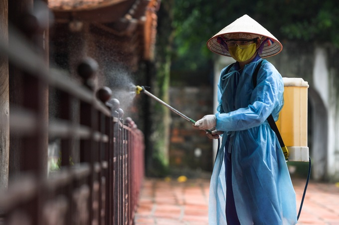 Students flock to Temple of Literature to pray for high scores - 3