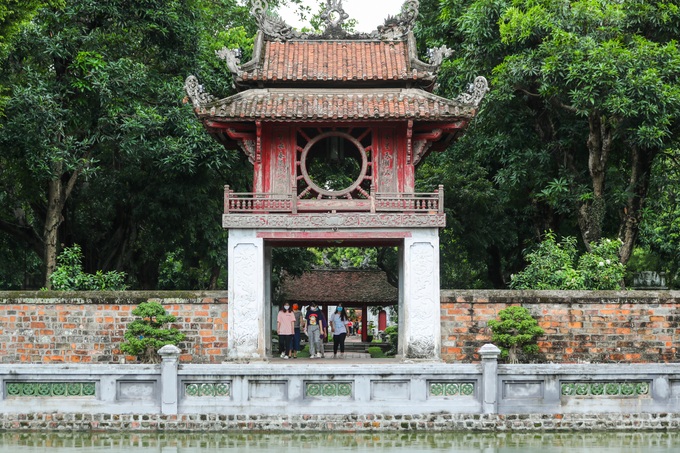 Students flock to Temple of Literature to pray for high scores - 6