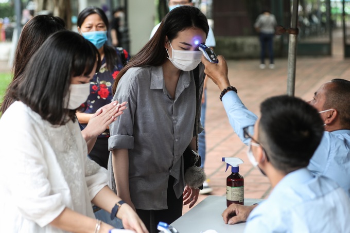 Students flock to Temple of Literature to pray for high scores - 4