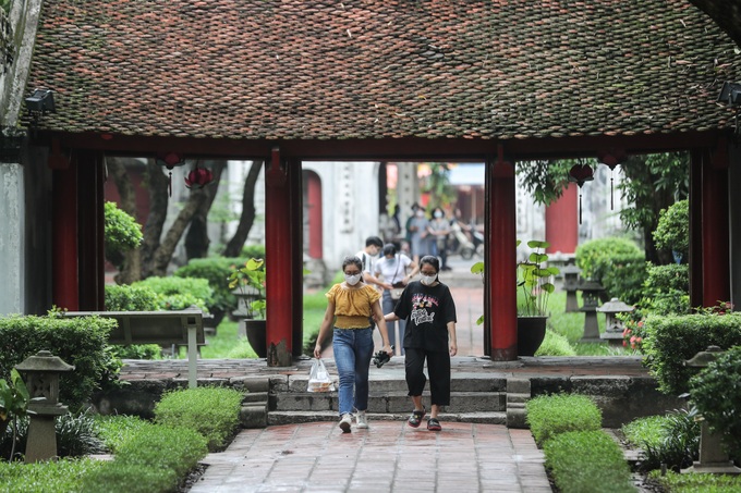 Students flock to Temple of Literature to pray for high scores - 8