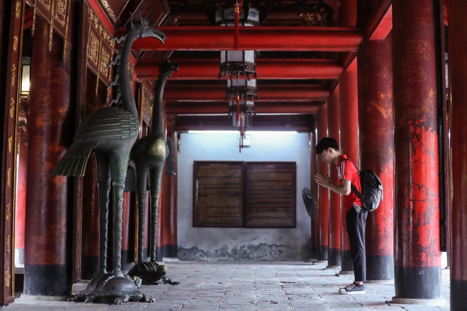 Students flock to Temple of Literature to pray for high scores - 7