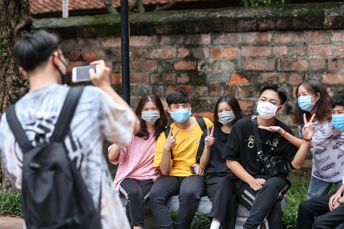 Students flock to Temple of Literature to pray for high scores - 1