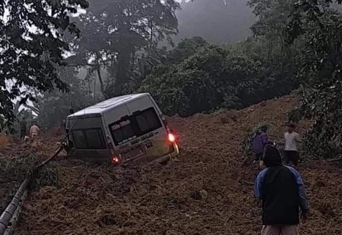 11 die as passengers bus buried in Ha Giang landslide - 1 11 die as passengers bus buried in Ha Giang landslide - 1