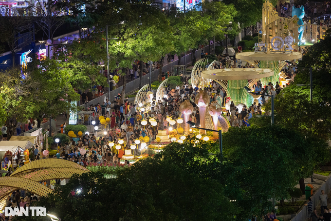 HCM City Flower Street inauguration attracts big crowd - 1 HCM City Flower Street inauguration attracts big crowd - 1