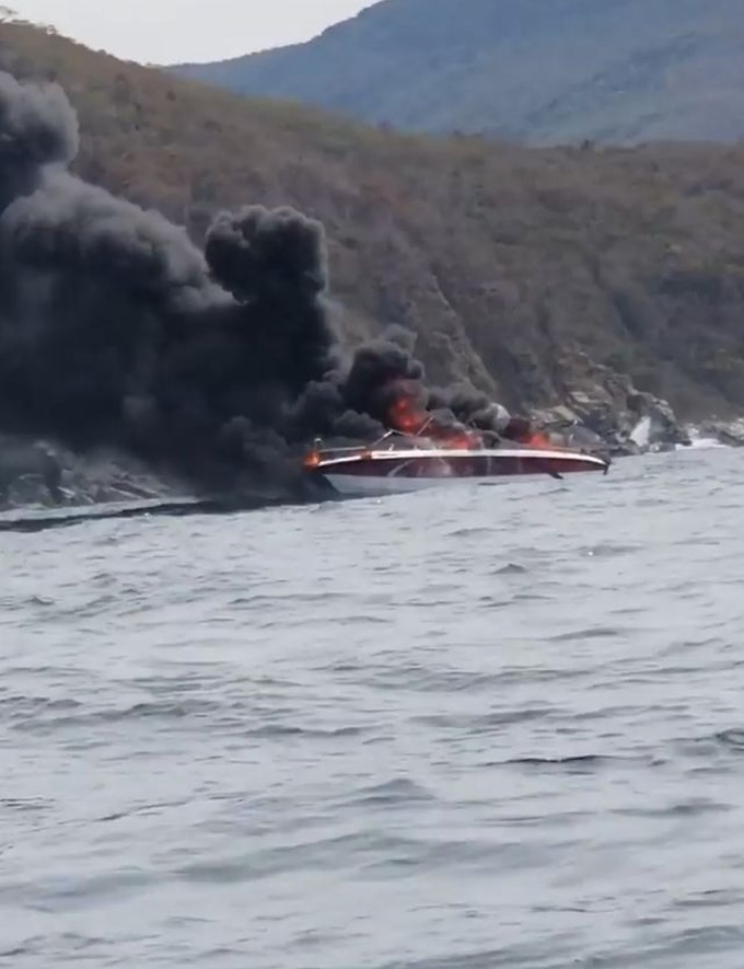 Two suffer from severe burns in boat fire - 1