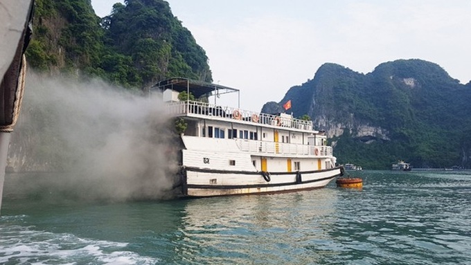Tourist boat catches fire while anchored on Ha Long Bay - 1