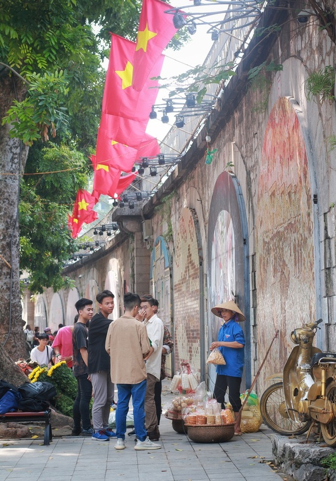 Hanoi allows street vendors in central district - 1