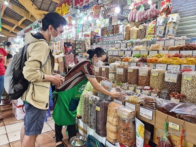 Ben Thanh Market traders move online due to lack of customers - 1 Ben Thanh Market traders move online due to lack of customers - 1