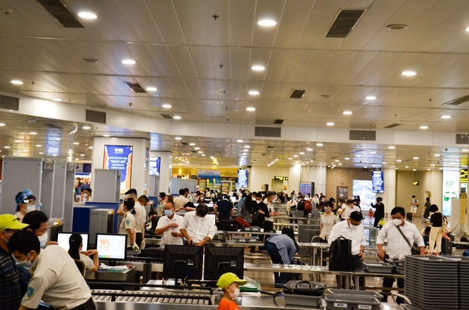 Noi Bai International Airport crowded ahead of national holiday - 8