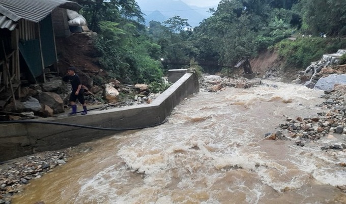 Two die, five remain missing after Sapa flash flood - 1 Two die, five remain missing after Sapa flash flood - 1