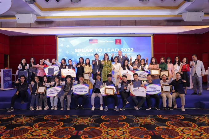 US official congratulates Vietnamese students at English speaking competition - 1