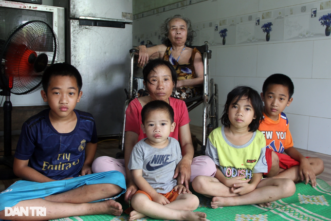 Poor Phu Yen woman needs help to support small children - 1