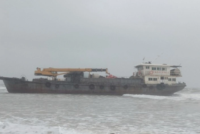 Iron-hulled boat drifts to Quang Tri beach - 1