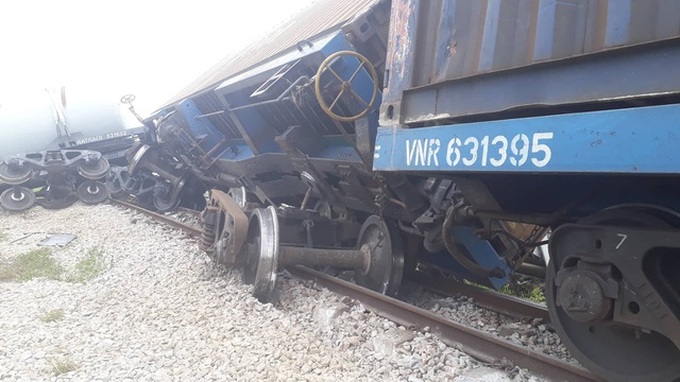 Train, truck crash in Nghe An injures driver - 2
