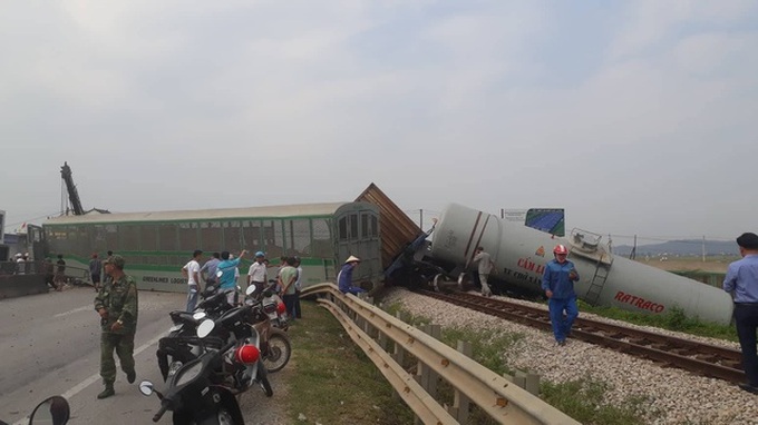 Train, truck crash in Nghe An injures driver - 1