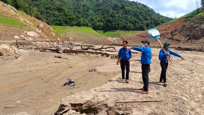 Temporary road built on drought-stricken reservoir - 6