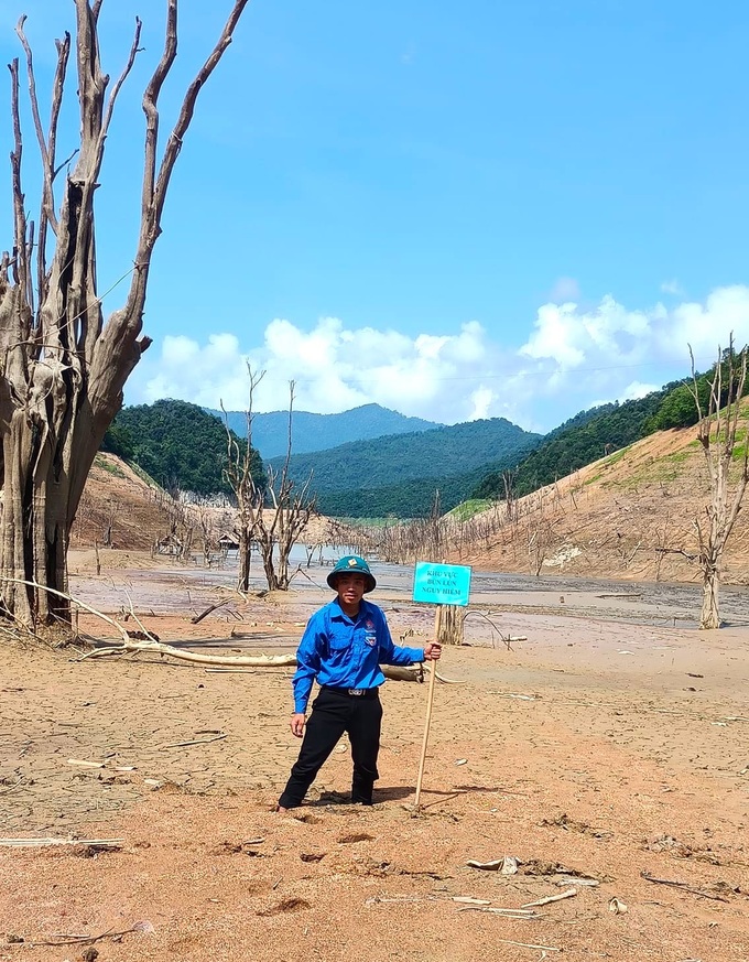 Temporary road built on drought-stricken reservoir - 3