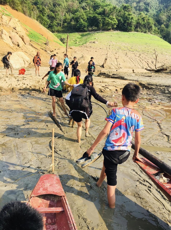 Temporary road built on drought-stricken reservoir - 2