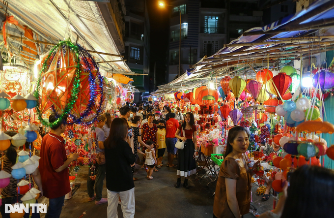 HCM City’s lantern street bustling before Mid-Autumn Festival - 1