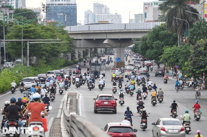 Hanoi streets crowded again despite social distancing - 5 Hanoi streets crowded again despite social distancing - 5