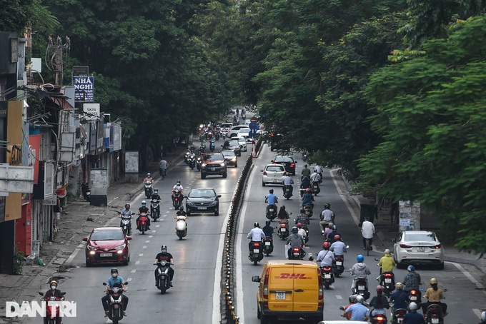 Hanoi streets crowded again despite social distancing - 2 Hanoi streets crowded again despite social distancing - 2