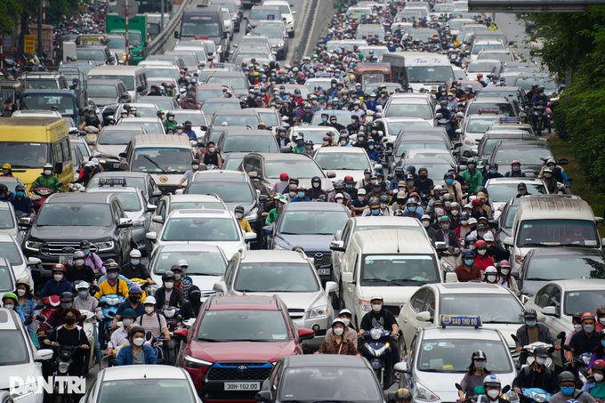 Hanoi streets jammed as kindergartens reopen - 3 Hanoi streets jammed as kindergartens reopen - 3