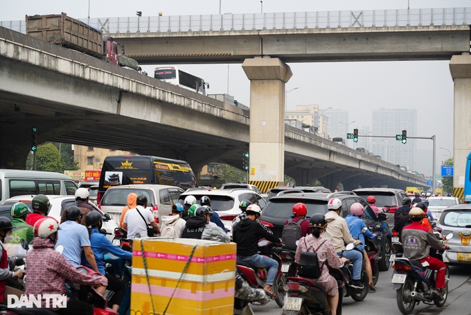 Hanoi streets jammed as kindergartens reopen - 6 Hanoi streets jammed as kindergartens reopen - 6