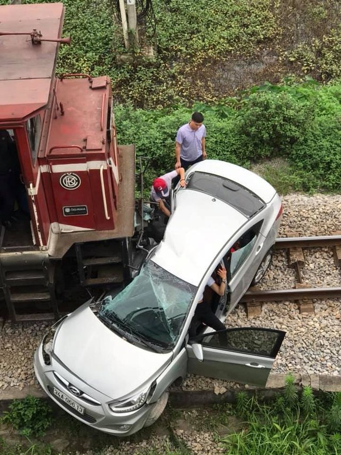 Train crashes into car in Hai Duong, killing two - 1