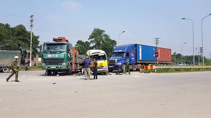 Hanoi traffic accident kills two - 1