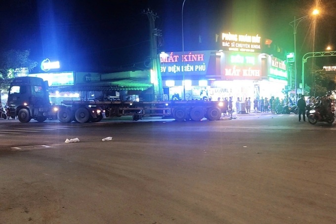 Two children killed, mother injured in HCM City traffic accident - 1