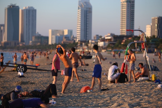Danang beaches crowded again as Covid-19 pandemic under control - 1