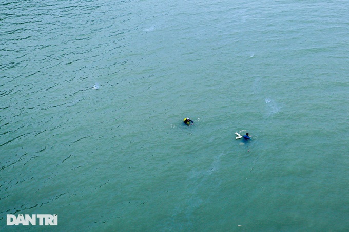 Hanoians go river swimming despite cold weather - 5