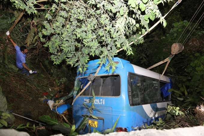 Passenger bus plunges off road in Tam Dao valley - 3