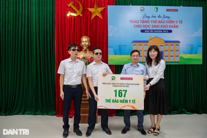 Dantri offers health insurance cards for disadvantaged Hanoi students - 3