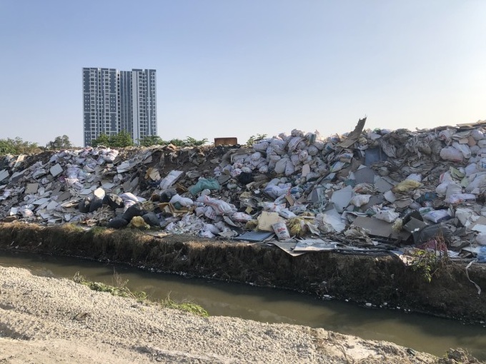Illegal dumping remains rampant in Hanoi - 10