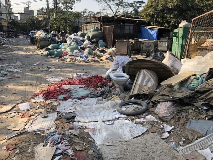 Illegal dumping remains rampant in Hanoi - 9