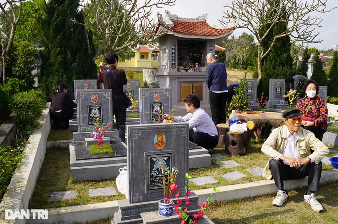 Traditional grave cleaning as Tet nears - 1