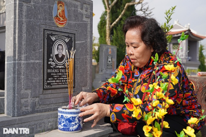 Traditional grave cleaning as Tet nears - 2