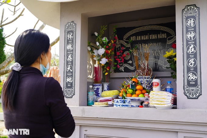 Traditional grave cleaning as Tet nears - 3