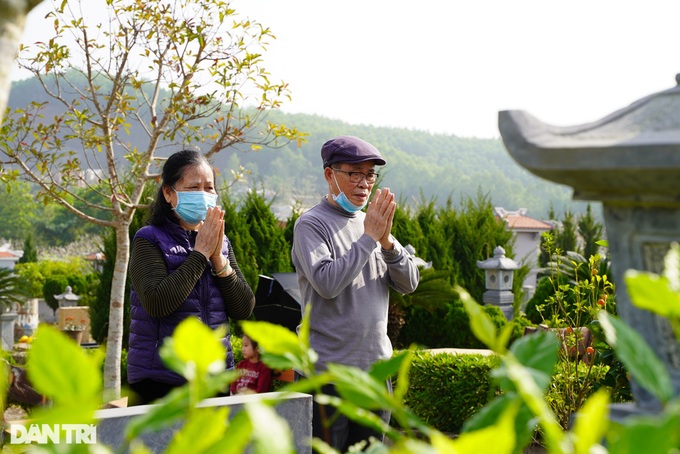 Traditional grave cleaning as Tet nears - 5