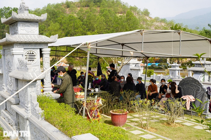 Traditional grave cleaning as Tet nears - 6